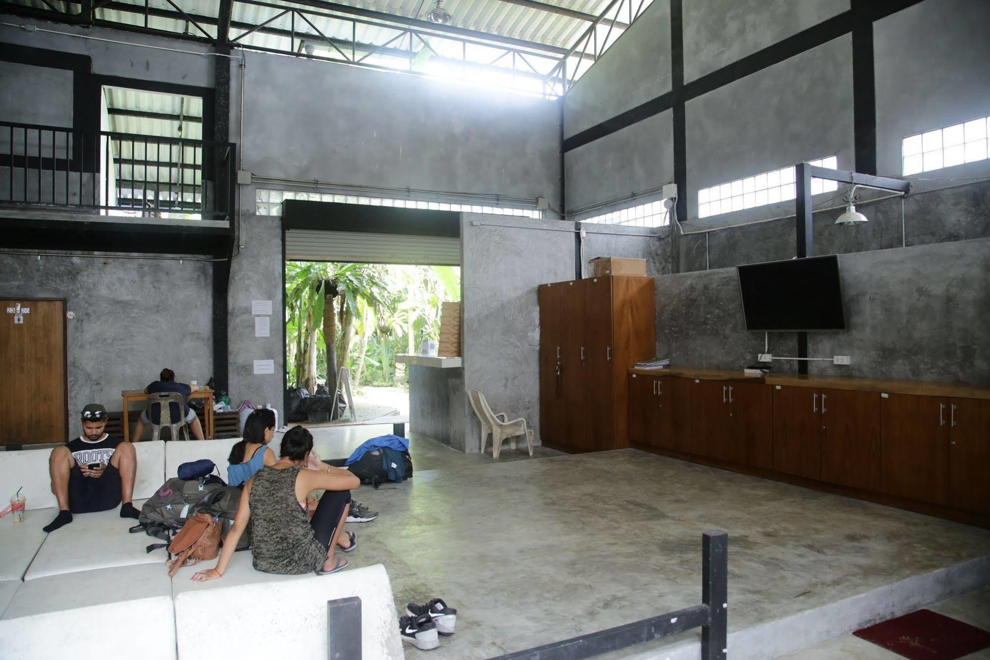 Oyo 585 Freedom Hostel @ Phi Phi Экстерьер фото